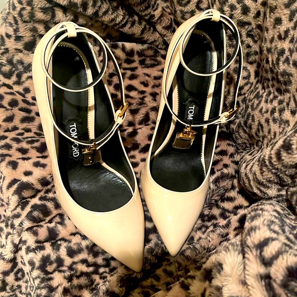 Tom ford double wrap with lock pumps